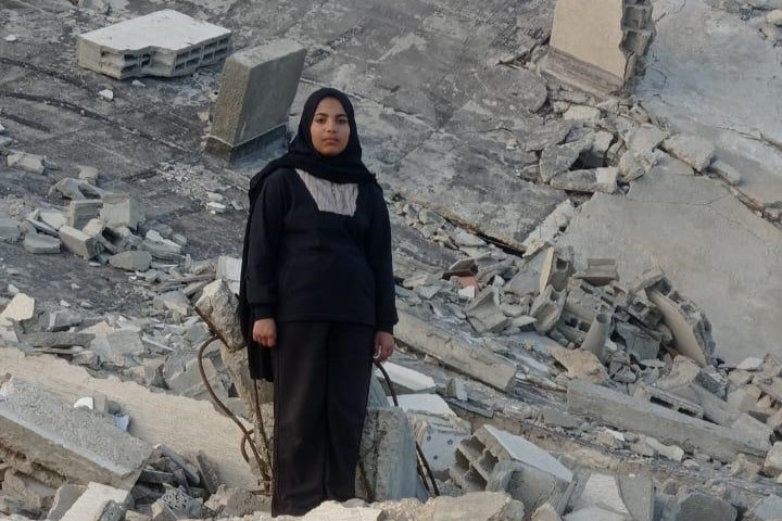 الطفلة ملك البلعاوي (13 عاما) تقف فوق ركام المنزل الذي استشهد فيه والدها واخوتها جراء غارة للاحتلال الإسرائيلي في شهر آب/أغسطس 2025